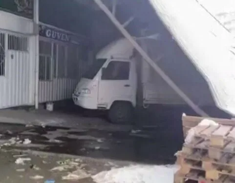 Malatya’da 2 bin rakımda dam üstlerinde kar mesaisi