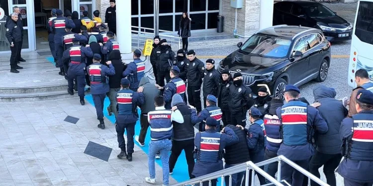 Malatya’da 2 bin rakımda dam üstlerinde kar mesaisi