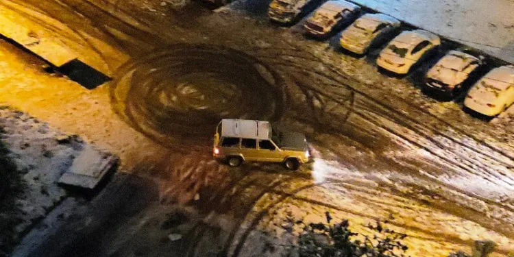 Malatya’da 2 bin rakımda dam üstlerinde kar mesaisi