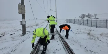Malatya’da 2 bin rakımda dam üstlerinde kar mesaisi