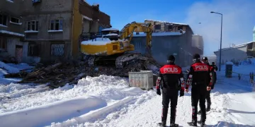 Malatya’da 2 bin rakımda dam üstlerinde kar mesaisi