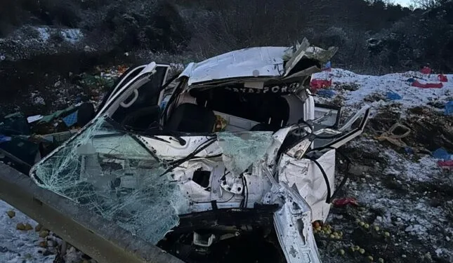 Sakarya’da kamyonet takla attı: Baba ve oğlu yaralandı