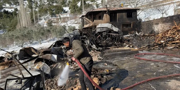 Sakarya’da kamyonet takla attı: Baba ve oğlu yaralandı