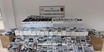 Antalya’da gümrük kaçağı güneş gözlüğü ve saat ele geçirildi