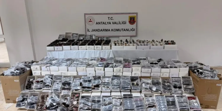 Antalya’da gümrük kaçağı güneş gözlüğü ve saat ele geçirildi