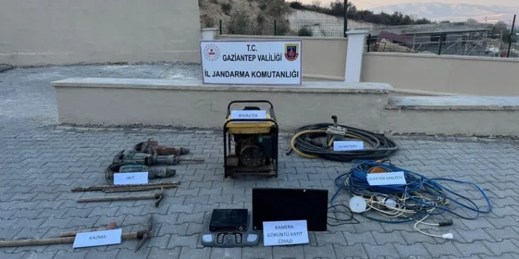 Antalya’da gümrük kaçağı güneş gözlüğü ve saat ele geçirildi