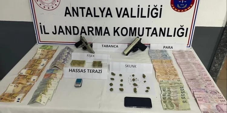 Antalya’da gümrük kaçağı güneş gözlüğü ve saat ele geçirildi
