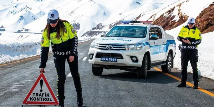 Dumandan zehirlenen 6 günlük buzağıya bagajda acil müdahale