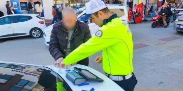 Dumandan zehirlenen 6 günlük buzağıya bagajda acil müdahale