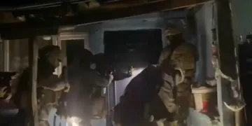 Dumandan zehirlenen 6 günlük buzağıya bagajda acil müdahale