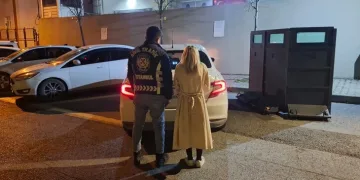 Topuklu ayakkabısıyla aracından inip servistekilere saldıran kadın sürücüye 6 bin 498 TL ceza kesildi