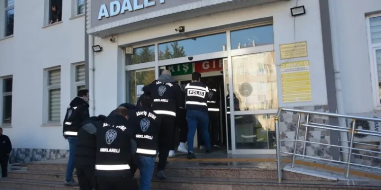 Topuklu ayakkabısıyla aracından inip servistekilere saldıran kadın sürücüye 6 bin 498 TL ceza kesildi