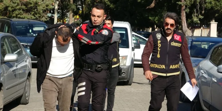 Fatih’te önce iş yerlerine ateş açtılar sonra polise silah doğrulttular