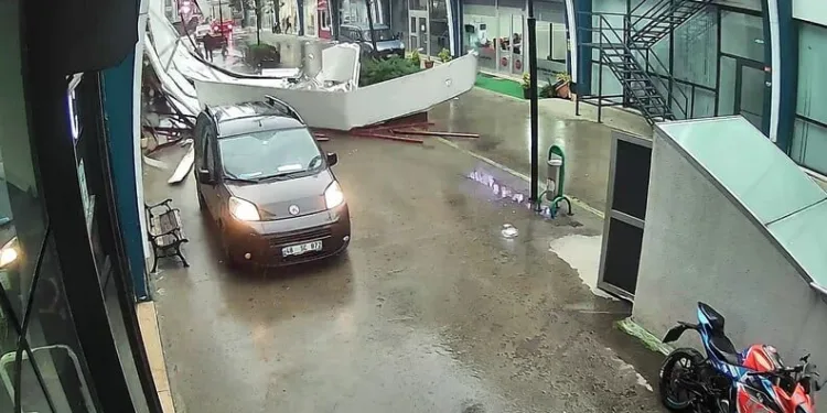 Fatih’te önce iş yerlerine ateş açtılar sonra polise silah doğrulttular