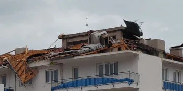 Şiddetli rüzgar eski gümrük sahasında konteynırları devirdi