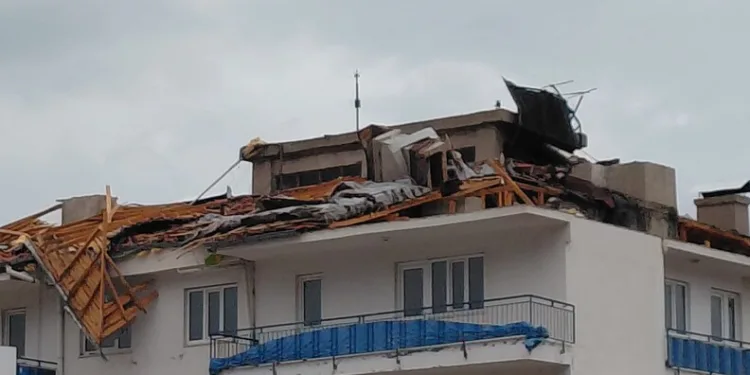 Şiddetli rüzgar eski gümrük sahasında konteynırları devirdi