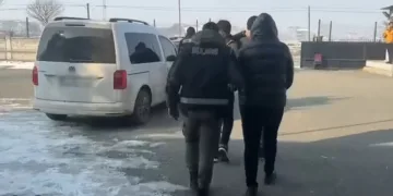 Şiddetli rüzgar eski gümrük sahasında konteynırları devirdi