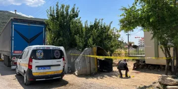 Şiddetli rüzgar eski gümrük sahasında konteynırları devirdi