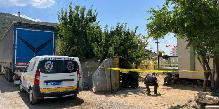 Şiddetli rüzgar eski gümrük sahasında konteynırları devirdi