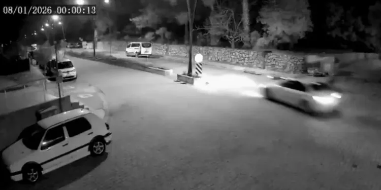 Şiddetli rüzgar eski gümrük sahasında konteynırları devirdi