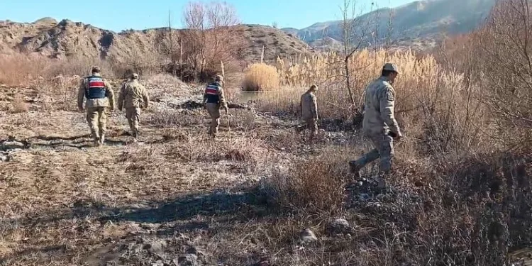Şiddetli rüzgar eski gümrük sahasında konteynırları devirdi