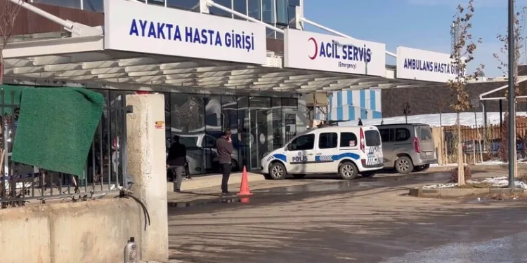 Şiddetli rüzgar eski gümrük sahasında konteynırları devirdi