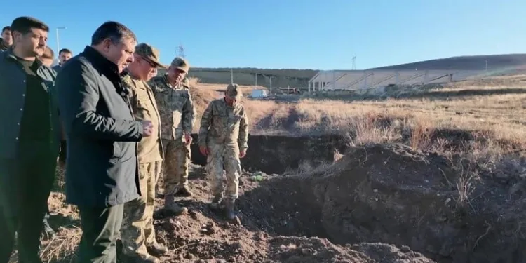 Şiddetli rüzgar eski gümrük sahasında konteynırları devirdi