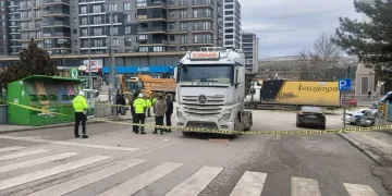 Şiddetli rüzgar eski gümrük sahasında konteynırları devirdi