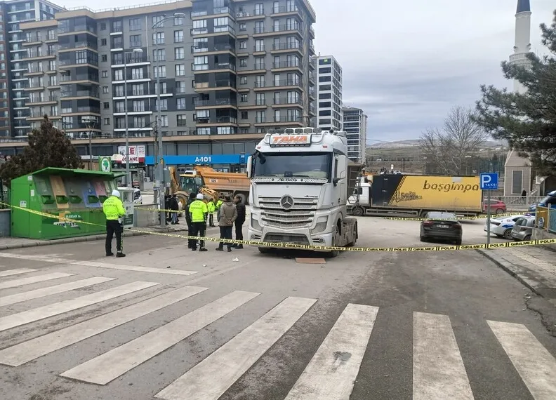 Şiddetli rüzgar eski gümrük sahasında konteynırları devirdi