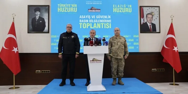Şiddetli rüzgar eski gümrük sahasında konteynırları devirdi