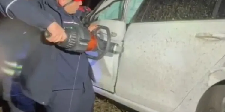 Adana’da şarampole yuvarlanan otomobildeki 2 kişi yaralandı