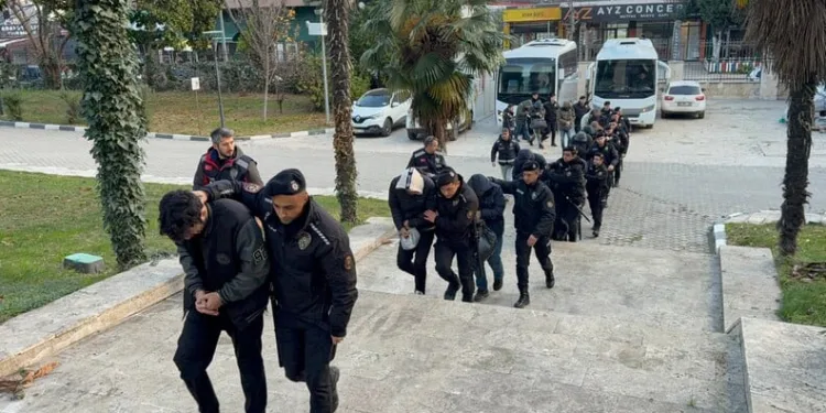 Adana’da şarampole yuvarlanan otomobildeki 2 kişi yaralandı
