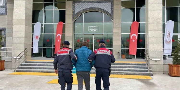 Adana’da şarampole yuvarlanan otomobildeki 2 kişi yaralandı