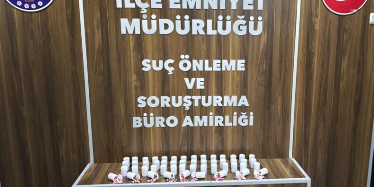 Adana’da şarampole yuvarlanan otomobildeki 2 kişi yaralandı