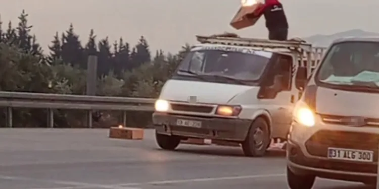 Adana’da şarampole yuvarlanan otomobildeki 2 kişi yaralandı