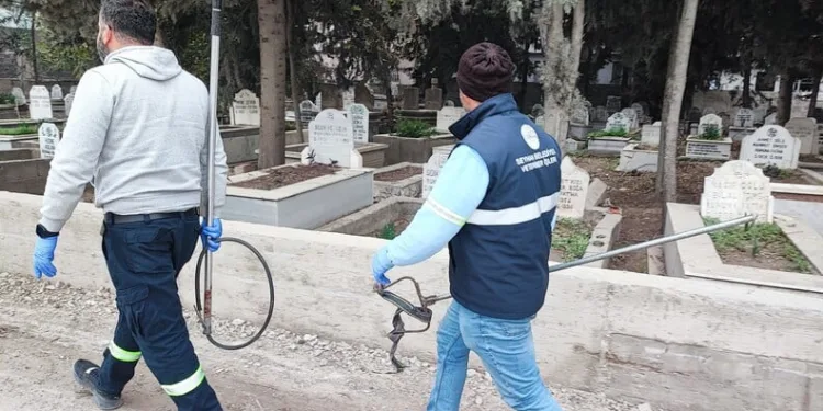 Adana’da şarampole yuvarlanan otomobildeki 2 kişi yaralandı