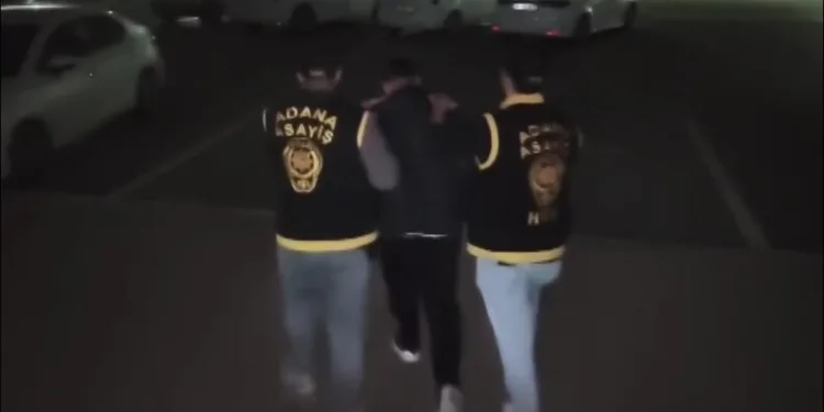 Adana’da şarampole yuvarlanan otomobildeki 2 kişi yaralandı
