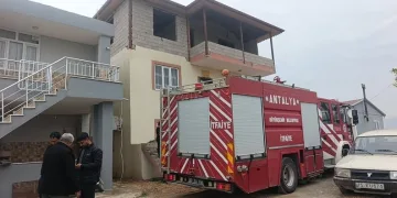 Adana’da şarampole yuvarlanan otomobildeki 2 kişi yaralandı