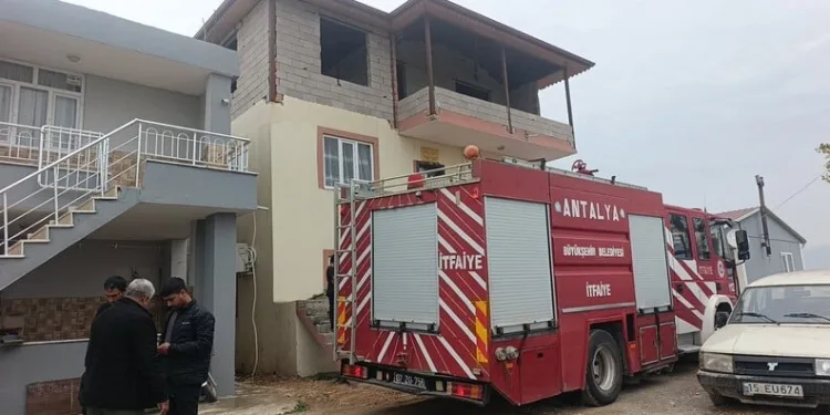 Adana’da şarampole yuvarlanan otomobildeki 2 kişi yaralandı
