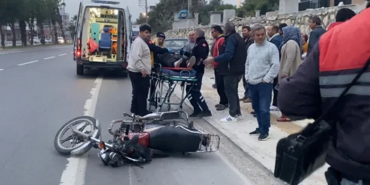 Adana’da şarampole yuvarlanan otomobildeki 2 kişi yaralandı