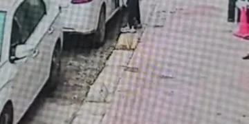 Adana’da şarampole yuvarlanan otomobildeki 2 kişi yaralandı