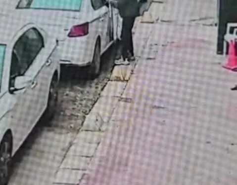 Adana’da şarampole yuvarlanan otomobildeki 2 kişi yaralandı