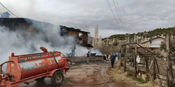 Adana’da şarampole yuvarlanan otomobildeki 2 kişi yaralandı