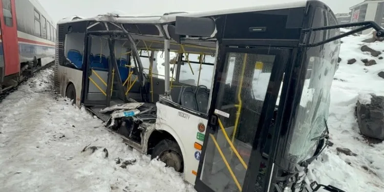 Adana’da şarampole yuvarlanan otomobildeki 2 kişi yaralandı