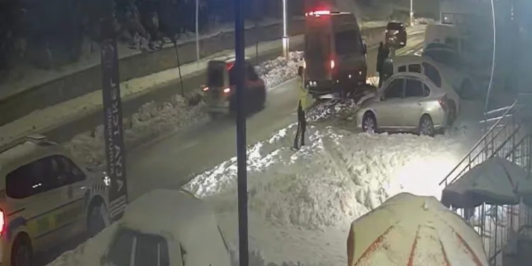 Adana’da şarampole yuvarlanan otomobildeki 2 kişi yaralandı