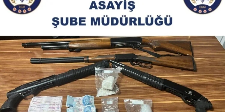 Adana’da şarampole yuvarlanan otomobildeki 2 kişi yaralandı