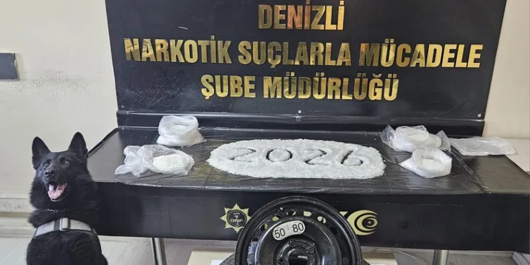 Adana’da şarampole yuvarlanan otomobildeki 2 kişi yaralandı