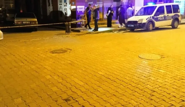 Adana’da şarampole yuvarlanan otomobildeki 2 kişi yaralandı