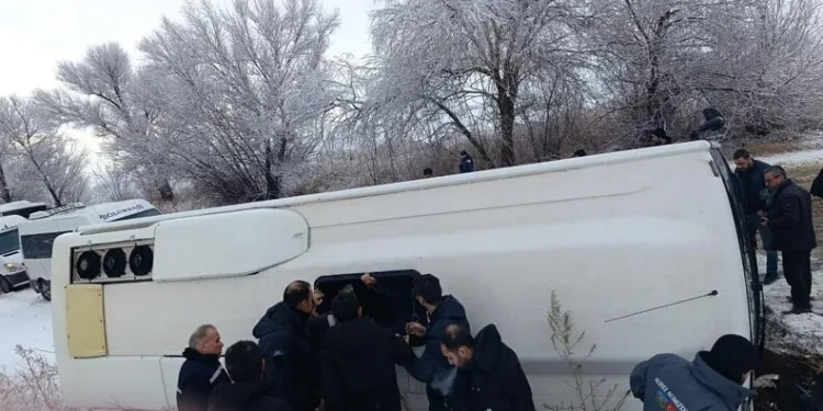 Adana’da şarampole yuvarlanan otomobildeki 2 kişi yaralandı