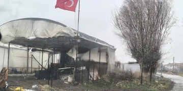 Adana’da şarampole yuvarlanan otomobildeki 2 kişi yaralandı
